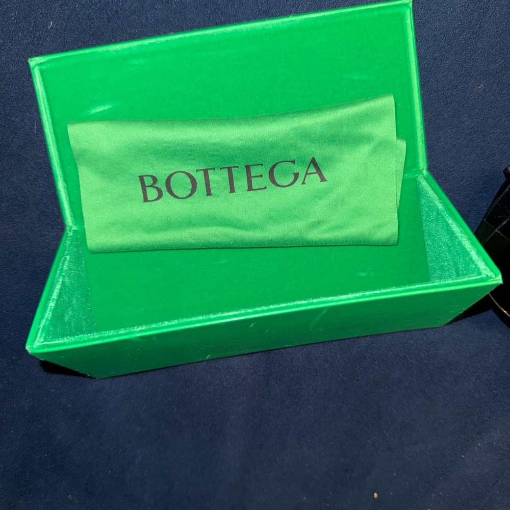 Bottega Veneta Eyewear Cat-Eye Frame Sunglasses - Picture 5 of 10
